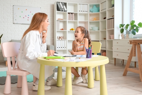 Mature,Speech,Therapist,Working,With,Cute,Little,Girl,At,Table